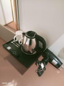 Příslušenství pro přípravu čaje a kávy v ubytování The Mays Inn Hotel