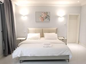 Postel nebo postele na pokoji v ubytování Grandwest Apartment Ajah