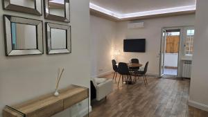 Μια τηλεόραση ή/και κέντρο ψυχαγωγίας στο VHouse Ostia