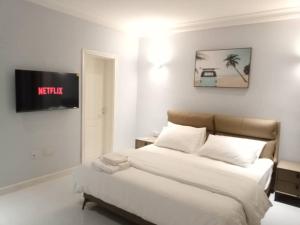 Postel nebo postele na pokoji v ubytování Grandwest Apartment Ajah