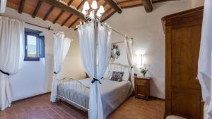 Postel nebo postele na pokoji v ubytování VILLA LE TORNAIE 14, Emma Villas + 37 fotografií