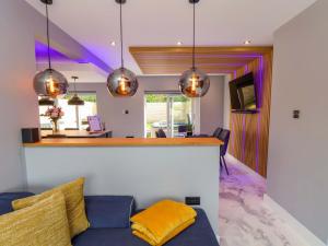 sala de estar con sofá azul y luces colgantes en 12 Hunley Avenue, en Saltburn-by-the-Sea