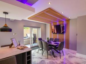 Un comedor con mesa y sillas en 12 Hunley Avenue, en Saltburn-by-the-Sea