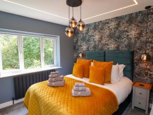 Un dormitorio con una cama con toallas. en 12 Hunley Avenue, en Saltburn-by-the-Sea