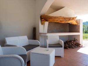 Una sala de estar con sillas y chimenea. en Elisabeth's House, en Villaputzu