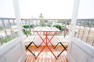 Rõdu või terrass majutusasutuses Hostal Flamingo by Nest
