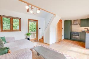 O bucătărie sau chicinetă la Beech Cottage - one bedroom retreat with hot tub