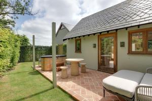 O grădină în afara Beech Cottage - one bedroom retreat with hot tub