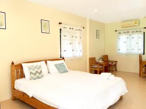 Postel nebo postele na pokoji v ubytování The Golden View Resort สวนผึ้ง