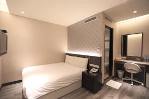 Postel nebo postele na pokoji v ubytování Chair Man Hotel