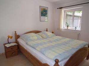 a bedroom with a large bed with a window at Ferienwohnung Nexö, 65 qm, 2 Schlafzimmer N8 in Ilsenburg