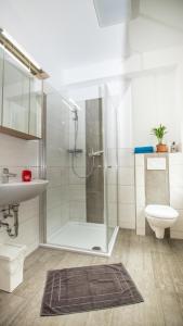Koupelna v ubytování I 1-1 Ferienhäuser Ilsestein Doppelhaus, 100 qm, 3 Schlafzimmer