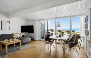 Μια τηλεόραση ή/και κέντρο ψυχαγωγίας στο Awesome Home In Tranekær With Wifi