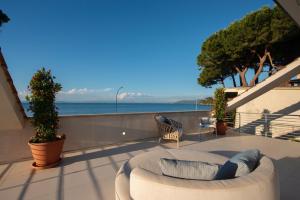 una vista del océano desde un balcón en Dream Villa by the sea, en Porto Santo Stefano