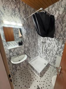 Koupelna v ubytování Schatzn Hof + 30 fotografií