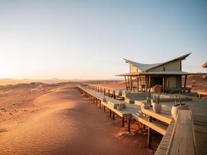 un edificio en medio del desierto en Wolwedans Desert lodge, en NamibRand