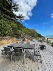 プレランにあるLa Maison Du Phareの海を望むウッドデッキ(テーブル、椅子付)
