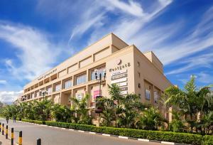 ナイロビにあるWestlands Westgate Mall Shared Apartmentの建物の前にヤシの木があるホテル