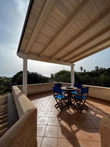 a patio with a table and chairs on a roof at Suite Casa Paola in Casa De Giorgis