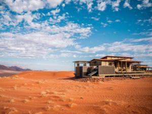 un edificio en medio del desierto en Wolwedans Desert lodge, en NamibRand
