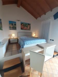 A bed or beds in a room at B&B Villa Bucceri