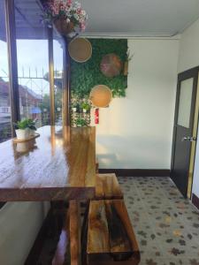 Sathani Hat YaiにあるAP Houseのダイニングルーム(木製テーブル、窓付)