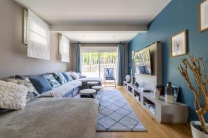 - un salon avec des murs bleus et un canapé dans l'établissement Villa Uhaïna, à Biarritz
