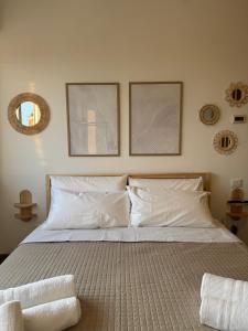 钱皮诺Fly & chill的卧室里有一张床，墙上挂着两幅画