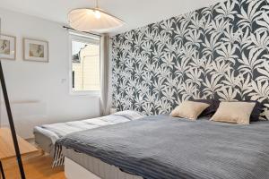 ルーアンにあるMaison Calme avec Jardin - 10 pers - Proche Centre Rouenのベッドルーム1室(青と白の壁紙のベッド1台付)