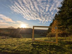 a mirror in a field with the sun in the sky at Kleiner Glücksort in Gillenfeld