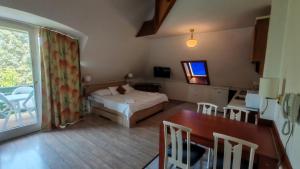 Postel nebo postele na pokoji v ubytování Abbázia Club Hotel Kék