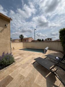Bazén v ubytovaní "La villa Mariam" Jacuzzi Piscine Jardin Pétanque alebo v jeho blízkosti