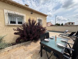 Balkón alebo terasa v ubytovaní "La villa Mariam" Jacuzzi Piscine Jardin Pétanque