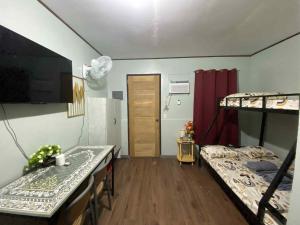 Postel nebo postele na pokoji v ubytování Frogman inn