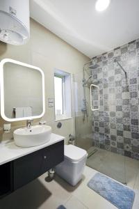 Koupelna v ubytování Spacious & Central 3BD Apartment with Front Balcony - Close to Sliema, St Julians, Valletta