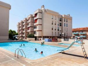 a group of people playing in a swimming pool at room facing the sea in L'Ampolla