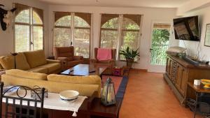 ein Wohnzimmer mit Sofa und Tisch in der Unterkunft Finca Jaralta de Carmen in La Puebla de los Infantes
