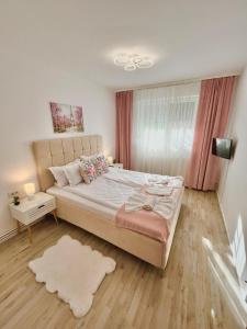 アラドにあるAlice Apartmentの大きなベッドと窓のある寝室