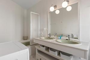 Kúpeľňa v ubytovaní Stunning townhouse with pool in Riviera del Sol by Costarentals - Ref 199