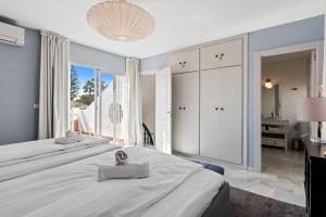 Posteľ alebo postele v izbe v ubytovaní Stunning townhouse with pool in Riviera del Sol by Costarentals - Ref 199