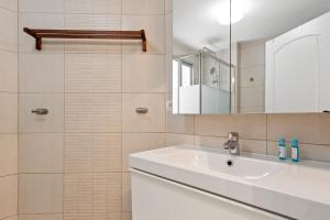 Kúpeľňa v ubytovaní Stunning townhouse with pool in Riviera del Sol by Costarentals - Ref 199