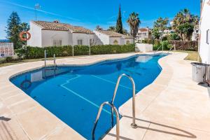 Bazén v ubytovaní Stunning townhouse with pool in Riviera del Sol by Costarentals - Ref 199 alebo v jeho blízkosti