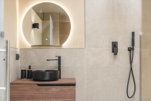 łazienka z umywalką i lustrem w obiekcie Penthouse & private rooftop in the heart of Malaga by REMS w Maladze +37 zdjęć