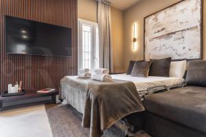 pokój hotelowy z łóżkiem i kanapą w obiekcie Penthouse & private rooftop in the heart of Malaga by REMS w Maladze