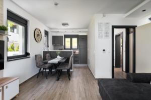 Predel za sedenje v nastanitvi Vision apartmani Goč
