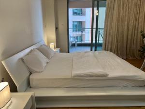 Cozy Apartment On San Stefano Grand Plaza Towers客房内的一张或多张床位