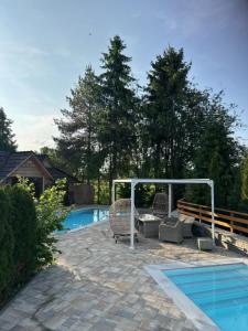 Bazén v ubytování Villa Bialka & Spa nebo v jeho okolí