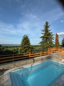 Bazén v ubytování Villa Bialka & Spa nebo v jeho okolí
