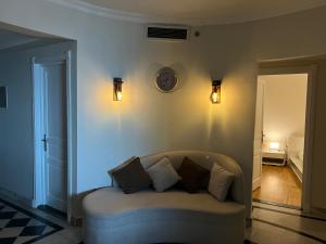 Cozy Apartment On San Stefano Grand Plaza Towers的休息区