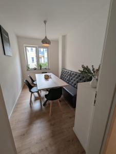 una sala da pranzo con tavolo, sedie e divano di Charmante Ferienwohnung am Paderquellgebiet in Paderborn a Paderborn